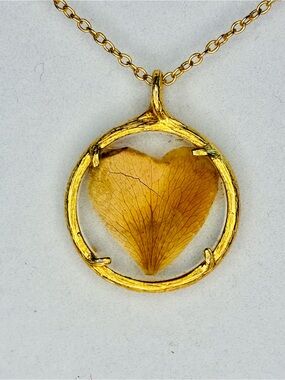Cathrine Weitzman GLD Vermeil Natural Heart Shaped Petal Pendant Necklace EUC